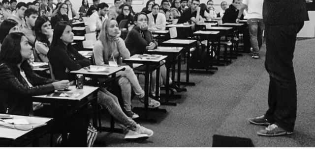 Plateia acompanhando casos reais de aplicação