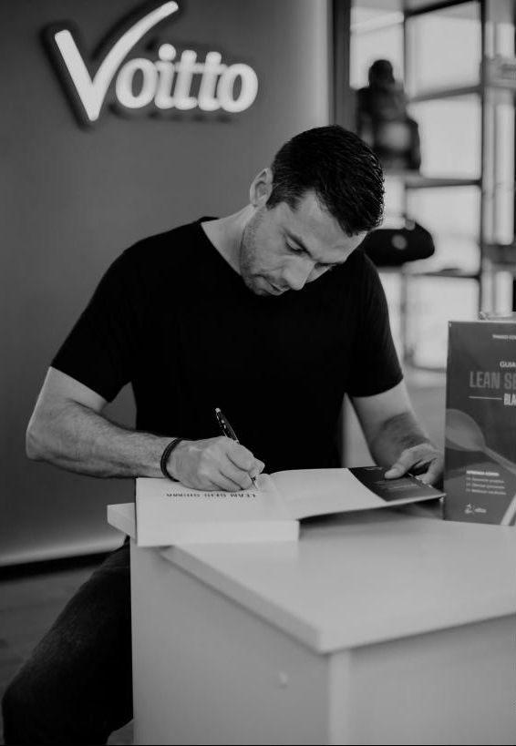 Thiago Coutinho autografando seu livro