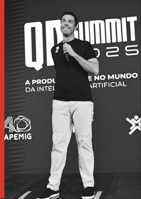 Thiago Coutinho no palco do QP Summit